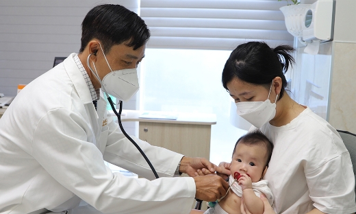 Nắng nóng, cha mẹ cần làm gì để trẻ không bị ốm